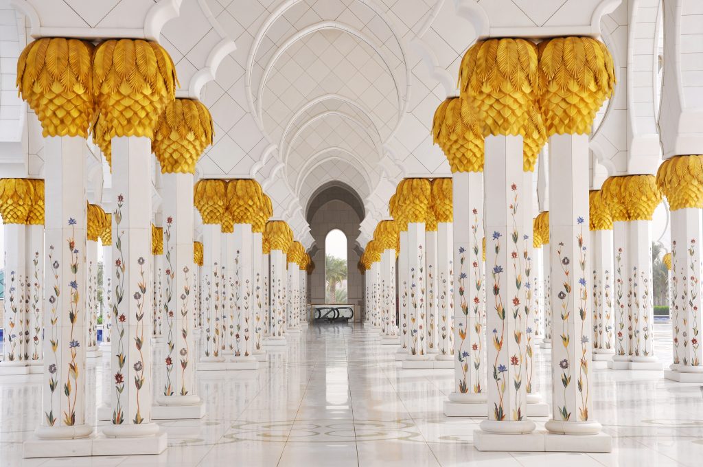 ドバイ　Abu Dhabi mosque　１　shutterstock_93279040